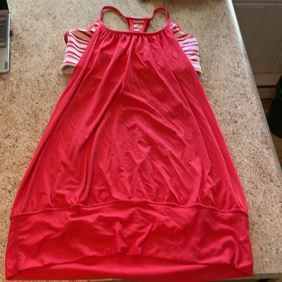 Lulu tank with built in bra. No size.  Most likely 6 - Picture 2 of 2